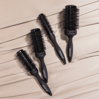 Rund hårbørste med topp profesjonell kvalitet. Dette er en rundbørste i svart metall med et ergonomisk håndtak som er optimalt for føning. waterclouds black brush