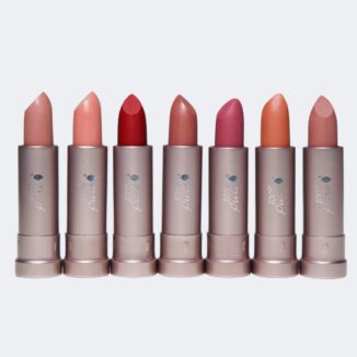 Matt leppestift med lang holdbarhet, høy pigmentering og pleiende formula.
