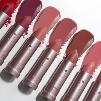 Matt leppestift med lang holdbarhet, høy pigmentering og pleiende formula.