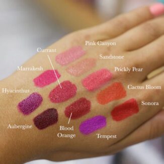 Matt leppestift med lang holdbarhet, høy pigmentering og pleiende formula.