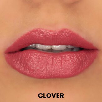 Anti-age leppestift med granatepleolje og fruktpigmenter. Fuktighetsgivende formula med glansfull finish. Farge Clover – en dyp, nøytral rosa-nude nyanse.