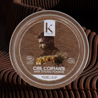 Økologisk hårvoks med fleksibelt hold og naturlig glans. 100 % naturlige ingredienser og enkel å vaske ut. 40 g.