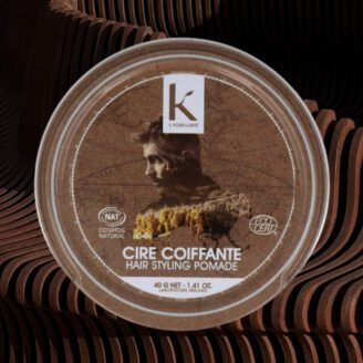 Økologisk hårvoks med fleksibelt hold og naturlig glans. 100 % naturlige ingredienser og enkel å vaske ut. 40 g.