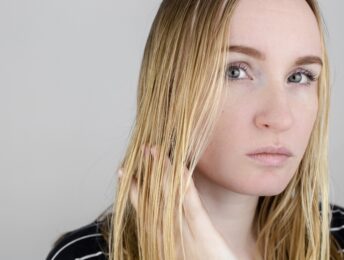 Fett hår og hodebunn - slik pleier du det med naturlige hårpleieprodukter