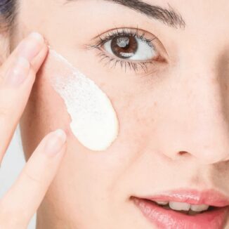 Naturlig solkrem med grønn te og SPF 30. Beskytter, fukter og pleier med sink, aloe vera og antioksidanter. Vegansk og korallvennlig.