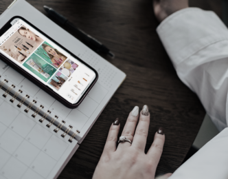 Kunstige negler eller shellac husk høy solfaktor på hendene