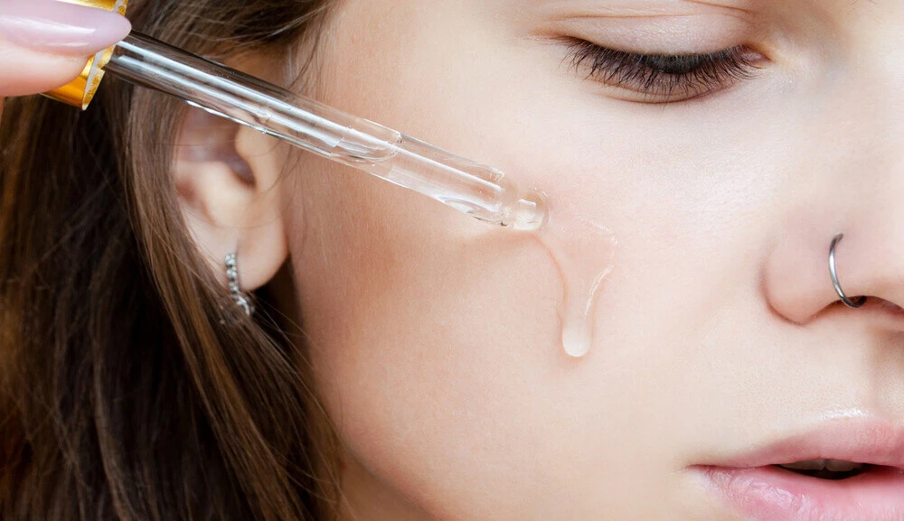 Vitamin c serum på ansikt