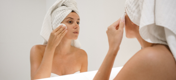 Bruk et godt ansiktsvann toner