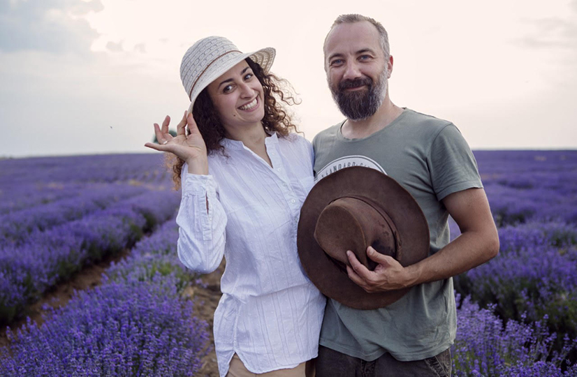 (På bildet: Silvyia  foran en av deres lavender åkrer for et par år siden) De samarbeider også med etiske leverandører over hele verden, for å finne de aller beste og reneste ingrediensene til produktene sine.