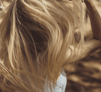 økologisk shampoo med naturens fineste råvarer: Hydrolysert Protein, Økologisk Jojobaolje, Økologisk Engsøt og Økologisk Aloe Vera.