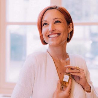 Natasha Eau de Parfum – naturlig vegansk parfyme med rose, oud og safran. Skapt i samarbeid med Natasha St-Pier. Cosmos-sertifisert og laget i Frankrike.