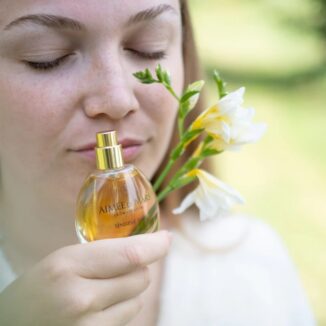 Sensuelle Sulis – en naturlig parfyme med duft av sitron, patchouli og vanilje. Vegansk, trygg ved graviditet og laget i Frankrike.