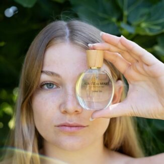 Divine Isis Eau de Parfum – en naturlig parfyme med duft av mandel, ylang-ylang og vanilje. Vegansk, Cosmos-sertifisert og laget i Frankrike.