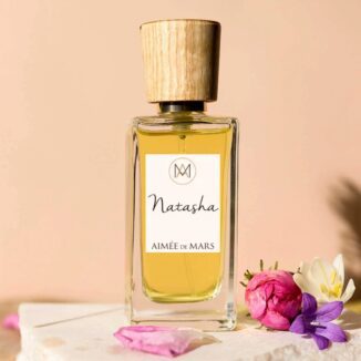 Natasha Eau de Parfum – naturlig vegansk parfyme med rose, oud og safran. Skapt i samarbeid med Natasha St-Pier. Cosmos-sertifisert og laget i Frankrike.