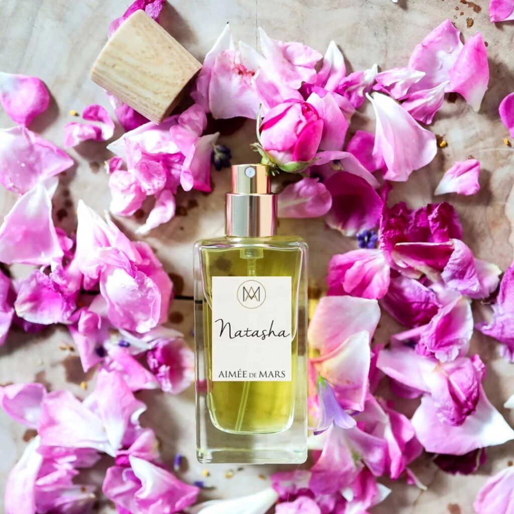 Natasha Eau de Parfum – naturlig vegansk parfyme med rose, oud og safran. Skapt i samarbeid med Natasha St-Pier. Cosmos-sertifisert og laget i Frankrike.