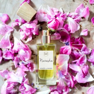 Natasha Eau de Parfum – naturlig vegansk parfyme med rose, oud og safran. Skapt i samarbeid med Natasha St-Pier. Cosmos-sertifisert og laget i Frankrike.