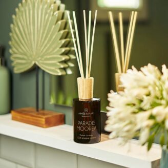 Paradis Moorea duft diffuser – 100 % naturlig duft med ylang-ylang, vanilje & eteriske oljer. Skap harmoni og paradishjem i din stue.