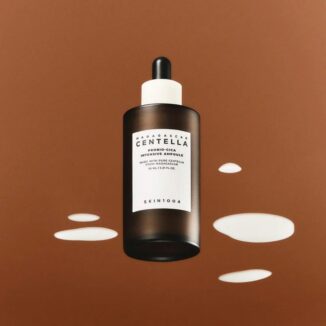 Reparerende serum med fermentert Centella Asiatica og ceramider. Styrker hudbarrieren, gir fukt, roer ned rødhet og sensitiv hud.