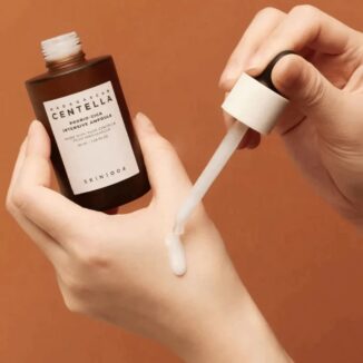 Reparerende serum med fermentert Centella Asiatica og ceramider. Styrker hudbarrieren, gir fukt, roer ned rødhet og sensitiv hud.