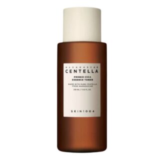 Styrkende essence-toner med fermentert Centella Asiatica, ceramider og hyaluronsyre. Gir fukt, roer irritert hud og styrker hudbarrieren.
