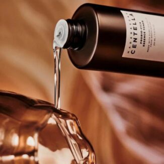 Styrkende essence-toner med fermentert Centella Asiatica, ceramider og hyaluronsyre. Gir fukt, roer irritert hud og styrker hudbarrieren.