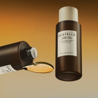 Styrkende essence-toner med fermentert Centella Asiatica, ceramider og hyaluronsyre. Gir fukt, roer irritert hud og styrker hudbarrieren.