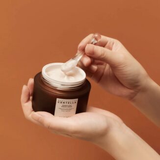 Rik fuktighetskrem med fermentert Centella Asiatica og ceramider. Styrker hudbarrieren, gir fukt og roer sensitiv og irritert hud.