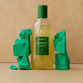 Balanserende sjampo med rosmarin og salisylsyre som renser hodebunnen, motvirker flass og gir en frisk, behagelig følelse.