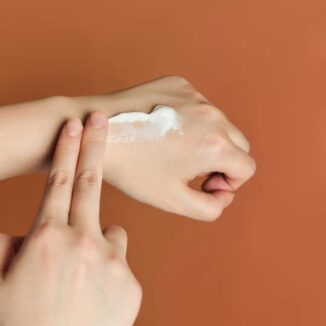 Rik fuktighetskrem med fermentert Centella Asiatica og ceramider. Styrker hudbarrieren, gir fukt og roer sensitiv og irritert hud.