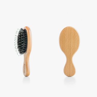 Skånsom hårbørste som styrker hår og hodebunn. Med avrundede bust av resirkulert nylon for glans, pleie og sunn hårvekst.