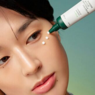 Beroligende øyekrem med Centella Asiatica for sensitiv hud. Gir fukt, roer ned og bidrar til bedre elastisitet. Uten parfyme.