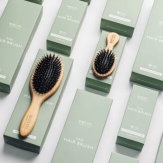 Skånsom hårbørste som styrker hår og hodebunn. Med avrundede bust av resirkulert nylon for glans, pleie og sunn hårvekst.