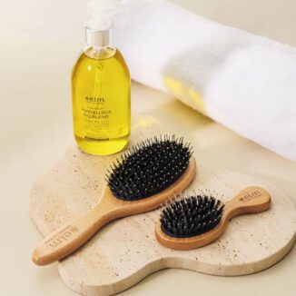 Skånsom hårbørste som styrker hår og hodebunn. Med avrundede bust av resirkulert nylon for glans, pleie og sunn hårvekst.