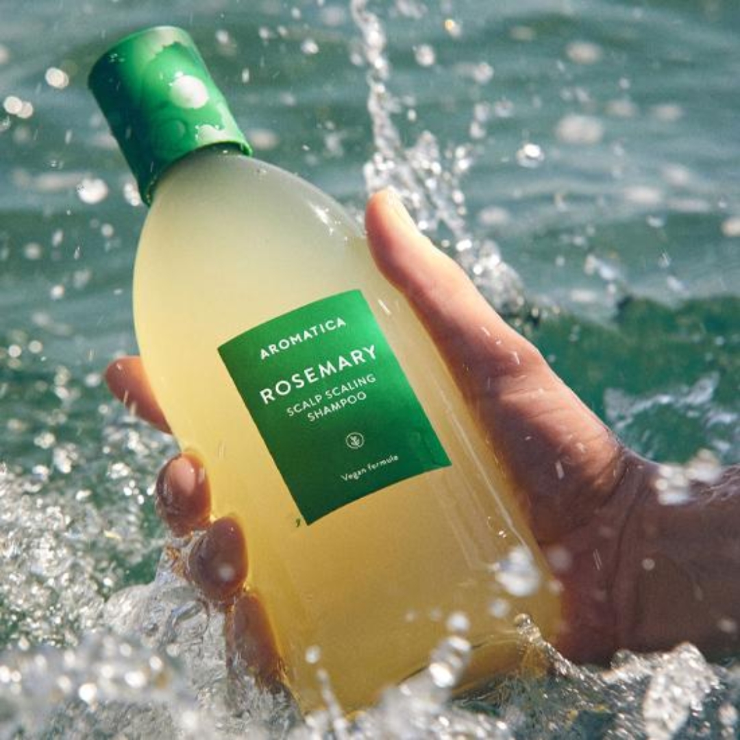 Balanserende sjampo med rosmarin og salisylsyre som renser hodebunnen, motvirker flass og gir en frisk, behagelig følelse.