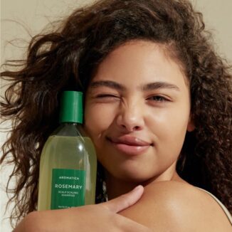 Balanserende sjampo med rosmarin og salisylsyre som renser hodebunnen, motvirker flass og gir en frisk, behagelig følelse.