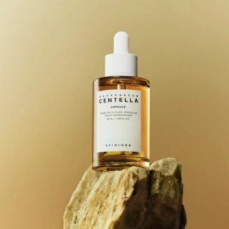 Beroligende serum med Centella Asiatica som gir fukt, roer ned hud i ubalanse og styrker hudbarrieren. Ideell for sensitiv og irritert hud.