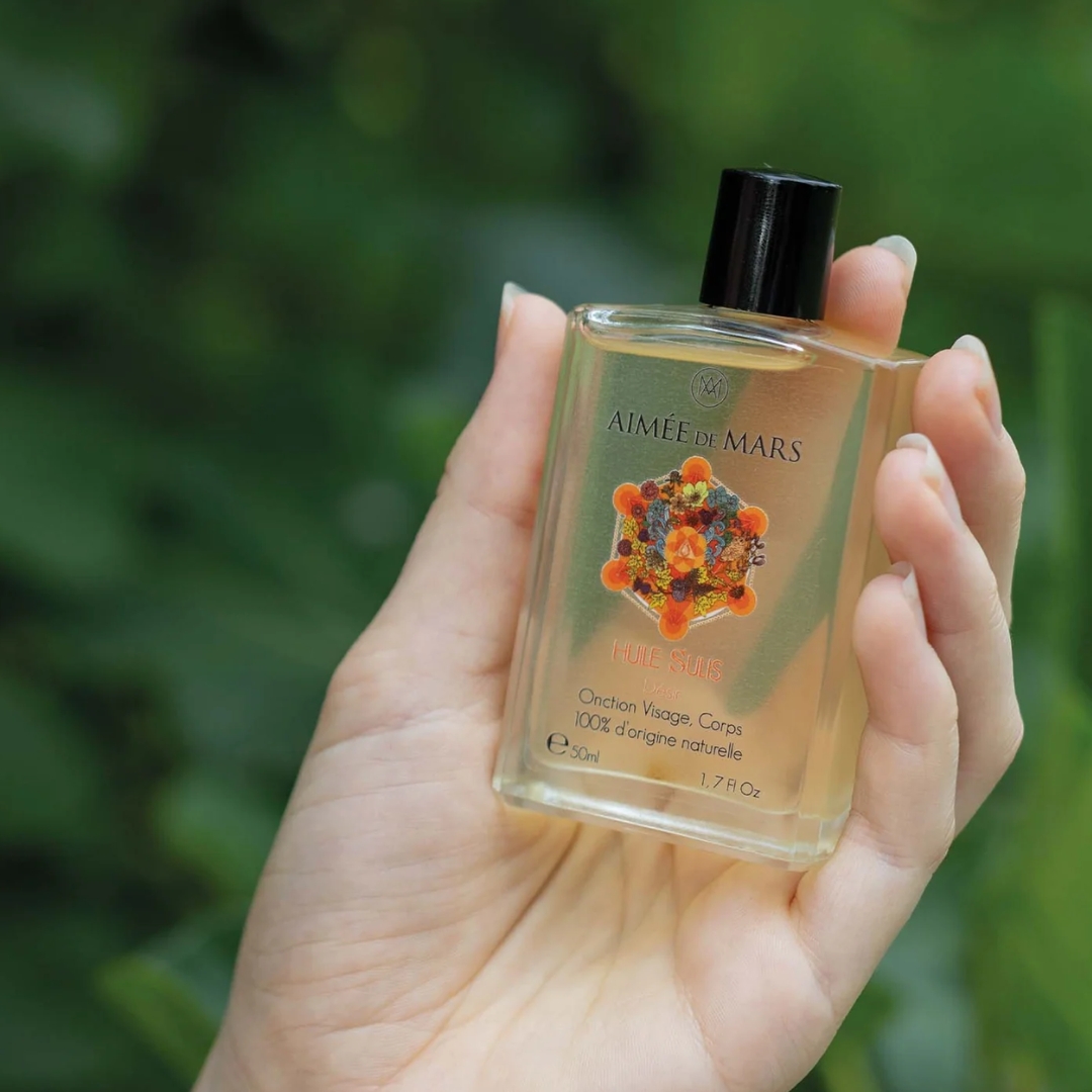 100 % naturlig salveolje for ansikt og kropp med vanilje, patchouli og sandeltre. Sulis gir næring, sensualitet og emosjonell balanse.