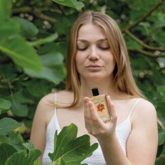 100 % naturlig salveolje for ansikt og kropp med vanilje, patchouli og sandeltre. Sulis gir næring, sensualitet og emosjonell balanse.