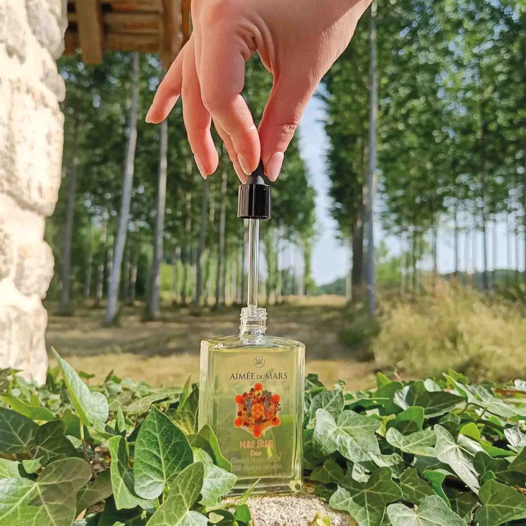 100 % naturlig salveolje for ansikt og kropp med vanilje, patchouli og sandeltre. Sulis gir næring, sensualitet og emosjonell balanse.